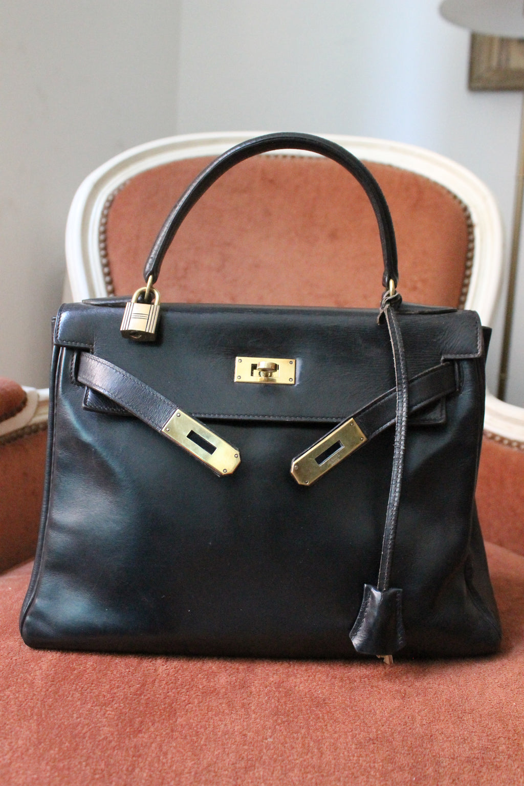 Hermès sac à main modèle Kelly 28 en cuir box retourné noir