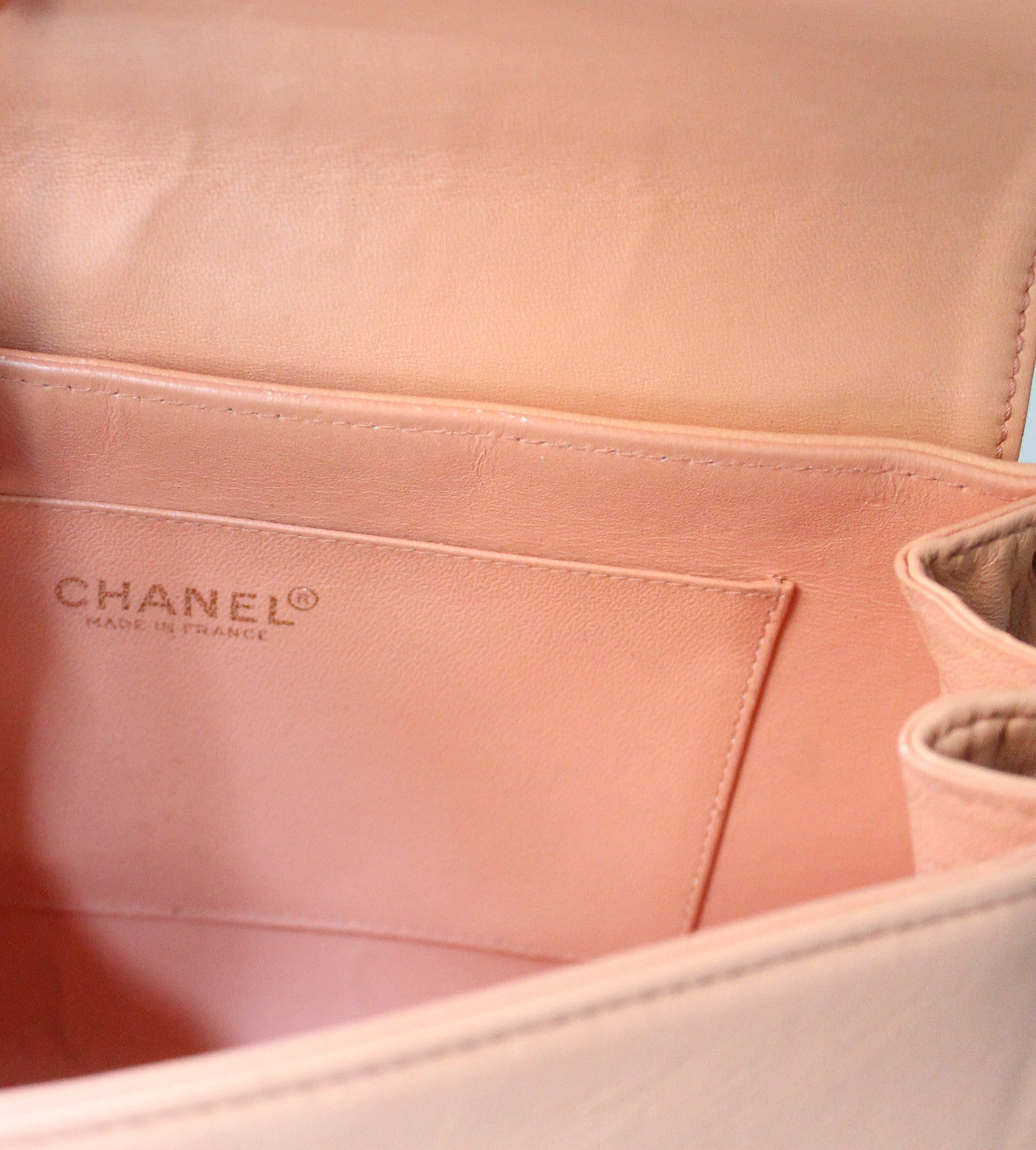 Sac à main Chanel modèle 2.55 en cuir rose collection 2002 - 2003