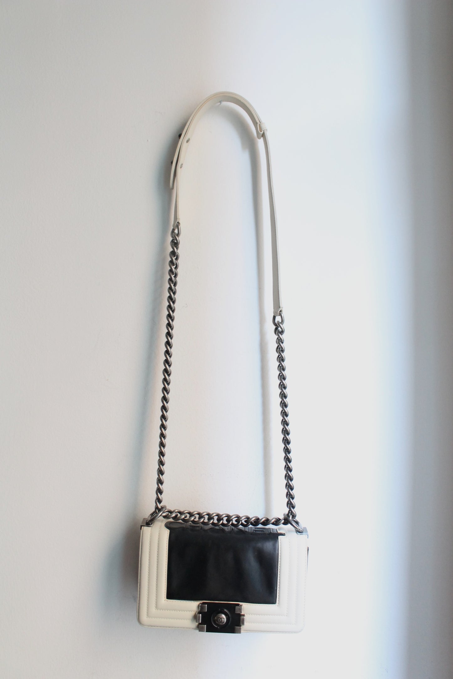 Chanel sac à main modèle Boy 20 cm en veau glacé noir et ivoire