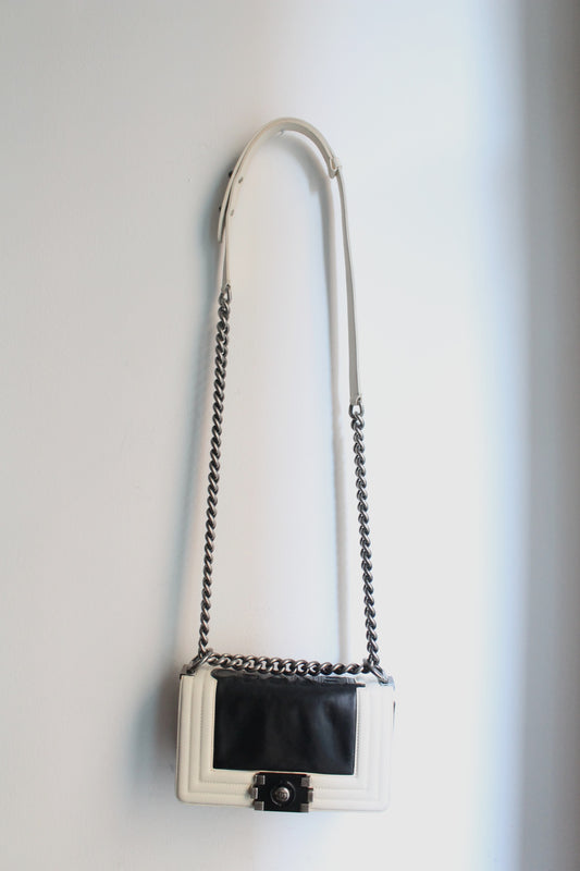 Chanel sac à main modèle Boy 20 cm en veau glacé noir et ivoire