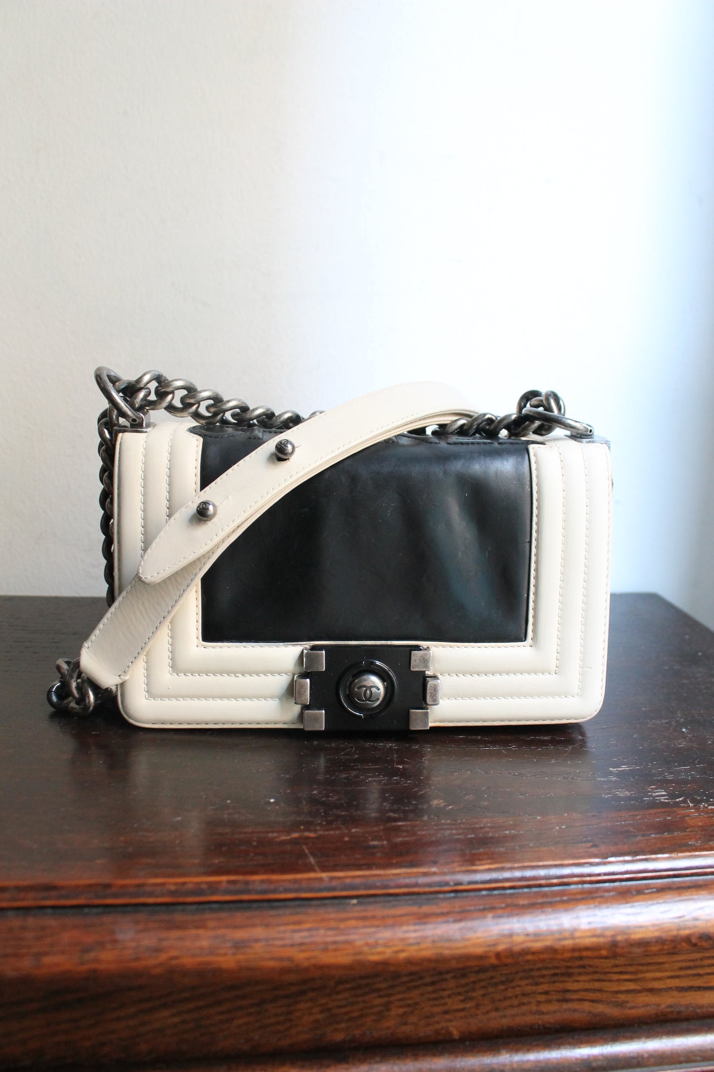 Chanel sac à main modèle Boy 20 cm en veau glacé noir et ivoire