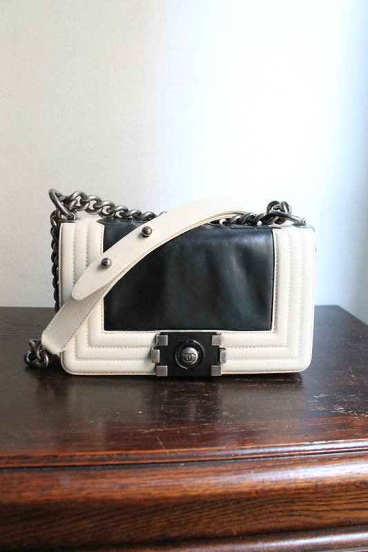 Chanel sac à main modèle Boy 20 cm en veau glacé noir et ivoire