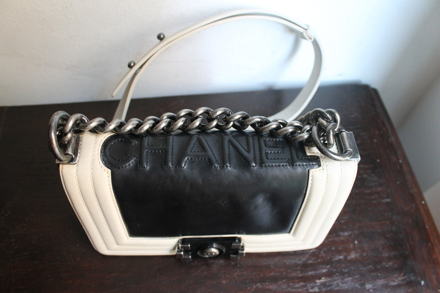 Chanel sac à main modèle Boy 20 cm en veau glacé noir et ivoire