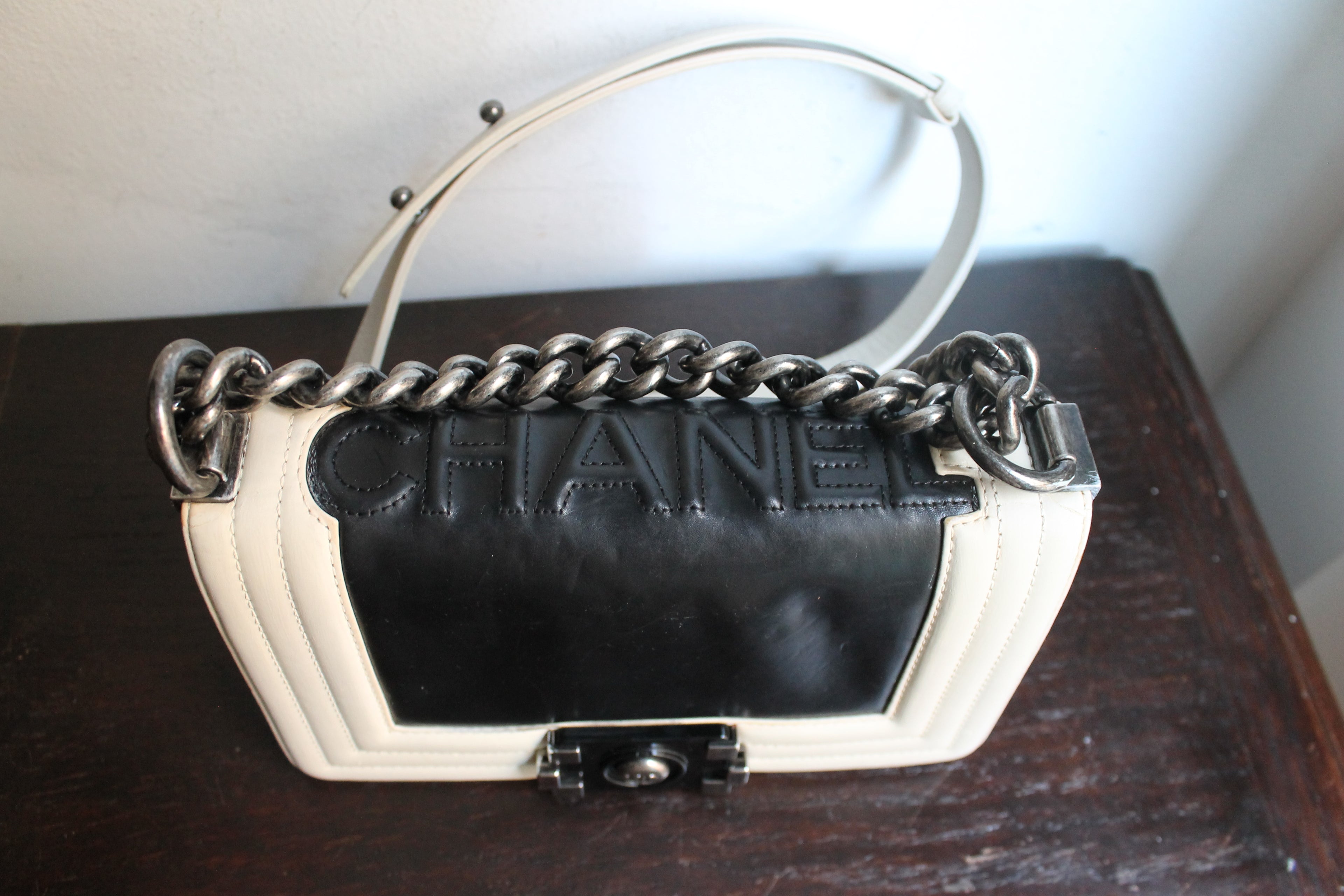 Chanel sac à main modèle Boy 20 cm en veau glacé noir et ivoire