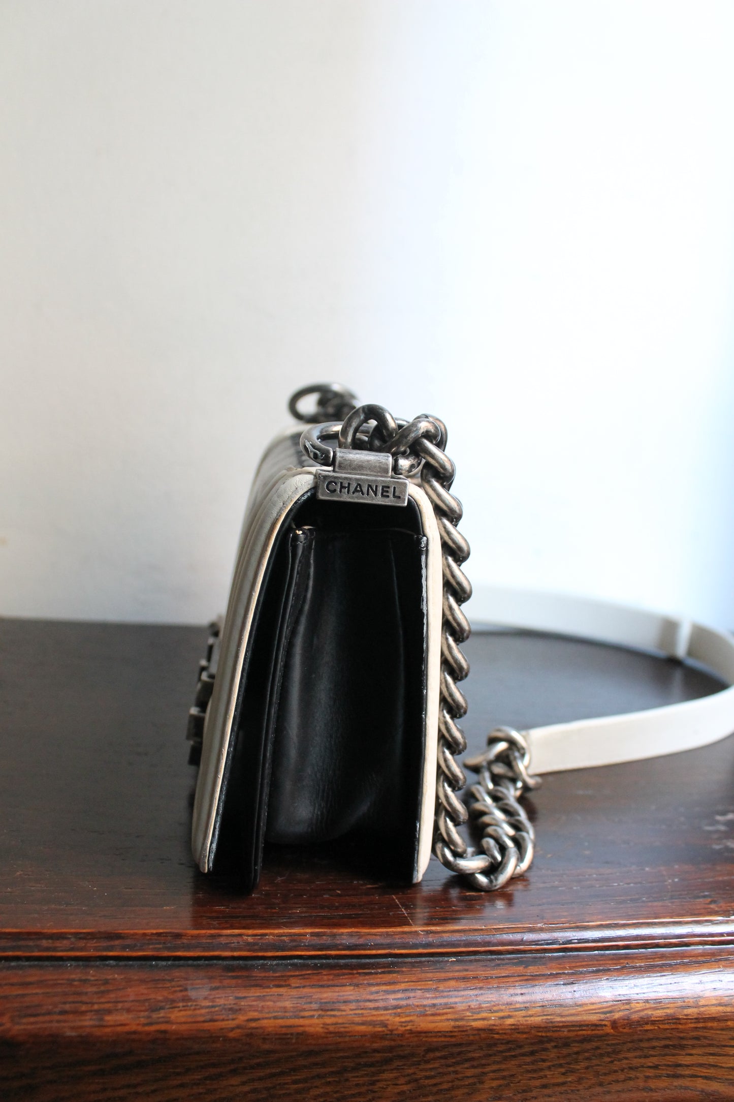 Chanel sac à main modèle Boy 20 cm en veau glacé noir et ivoire