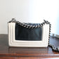 Chanel sac à main modèle Boy 20 cm en veau glacé noir et ivoire