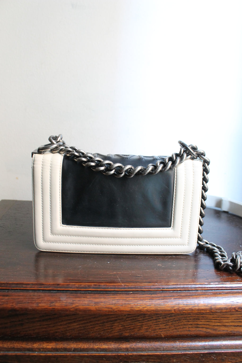 Chanel sac à main modèle Boy 20 cm en veau glacé noir et ivoire