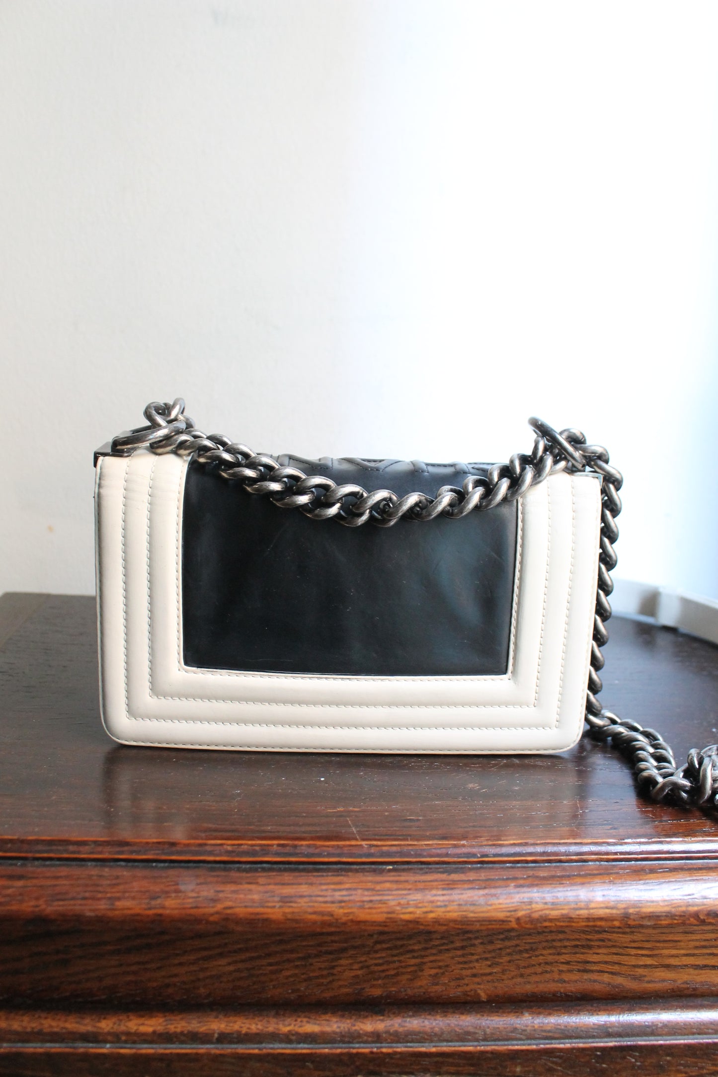 Chanel sac à main modèle Boy 20 cm en veau glacé noir et ivoire