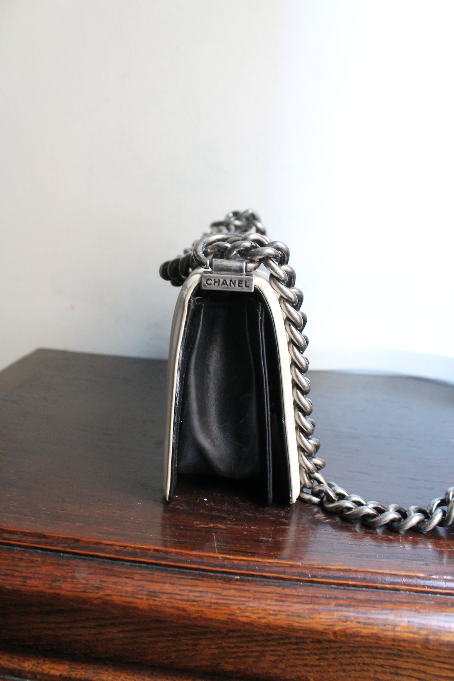 Chanel sac à main modèle Boy 20 cm en veau glacé noir et ivoire