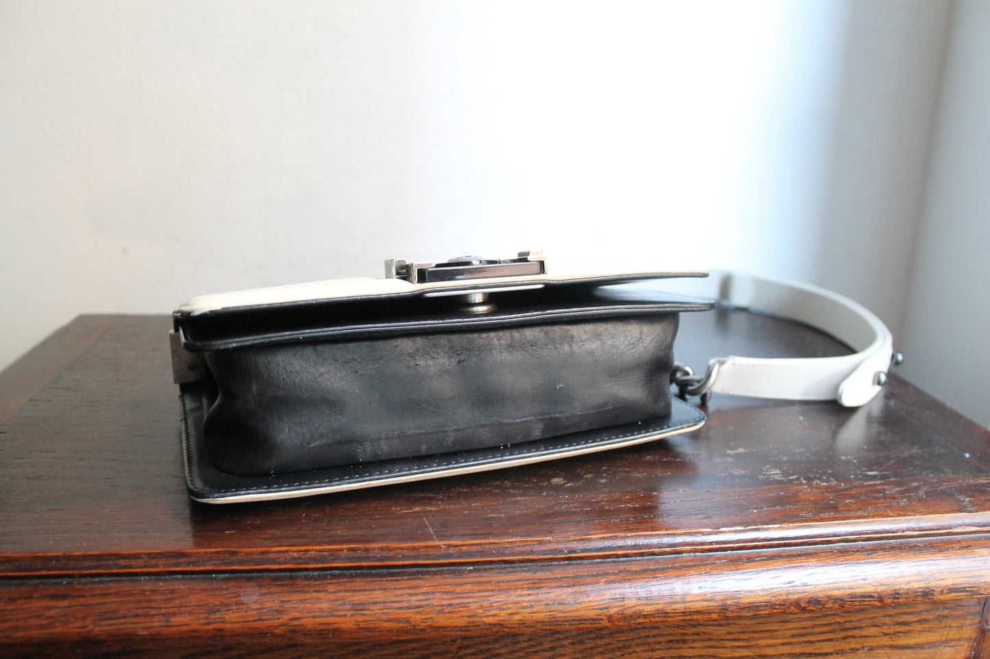 Chanel sac à main modèle Boy 20 cm en veau glacé noir et ivoire