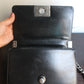 Chanel sac à main modèle Boy 20 cm en veau glacé noir et ivoire