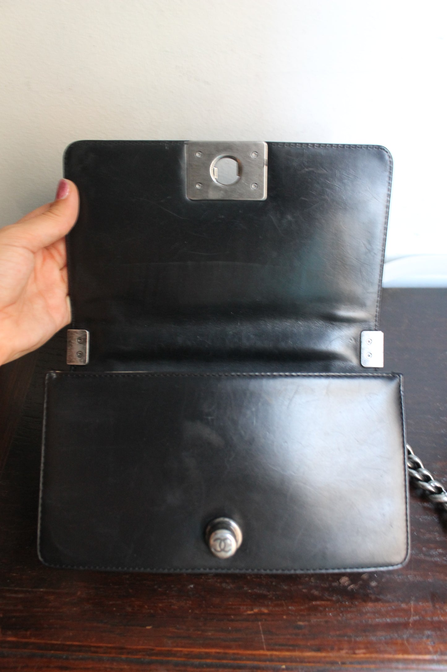 Chanel sac à main modèle Boy 20 cm en veau glacé noir et ivoire