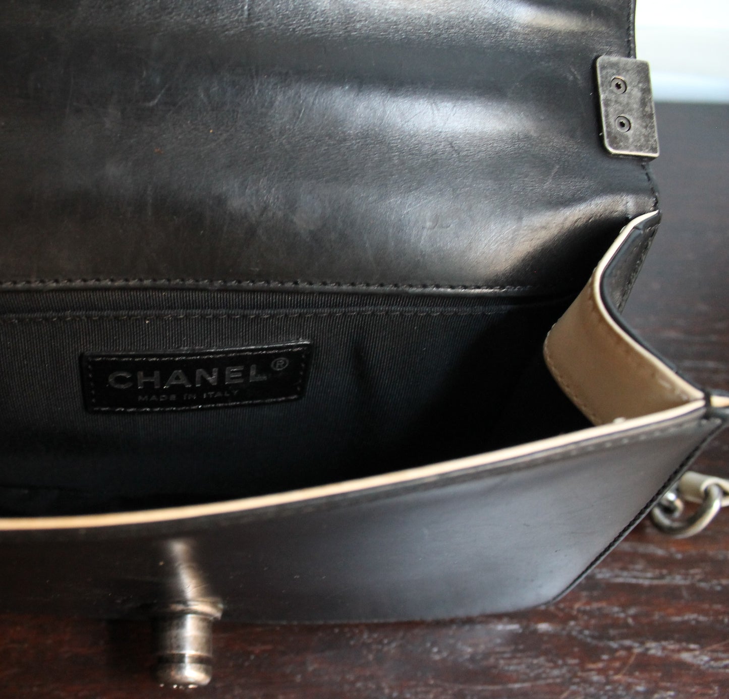 Chanel sac à main modèle Boy 20 cm en veau glacé noir et ivoire