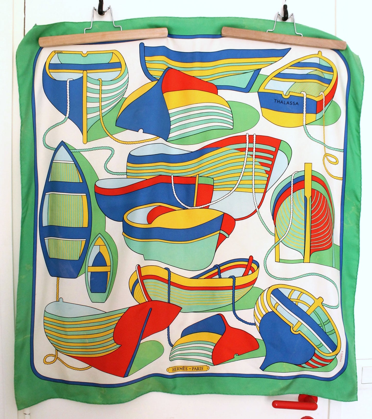 Hermès carré en soie modèle "Thalassa" vert rouge bleu jaune