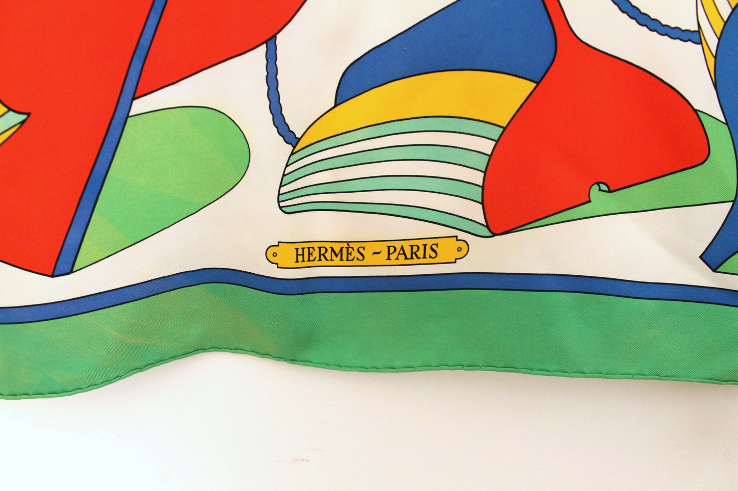 Hermès carré en soie modèle "Thalassa" vert rouge bleu jaune