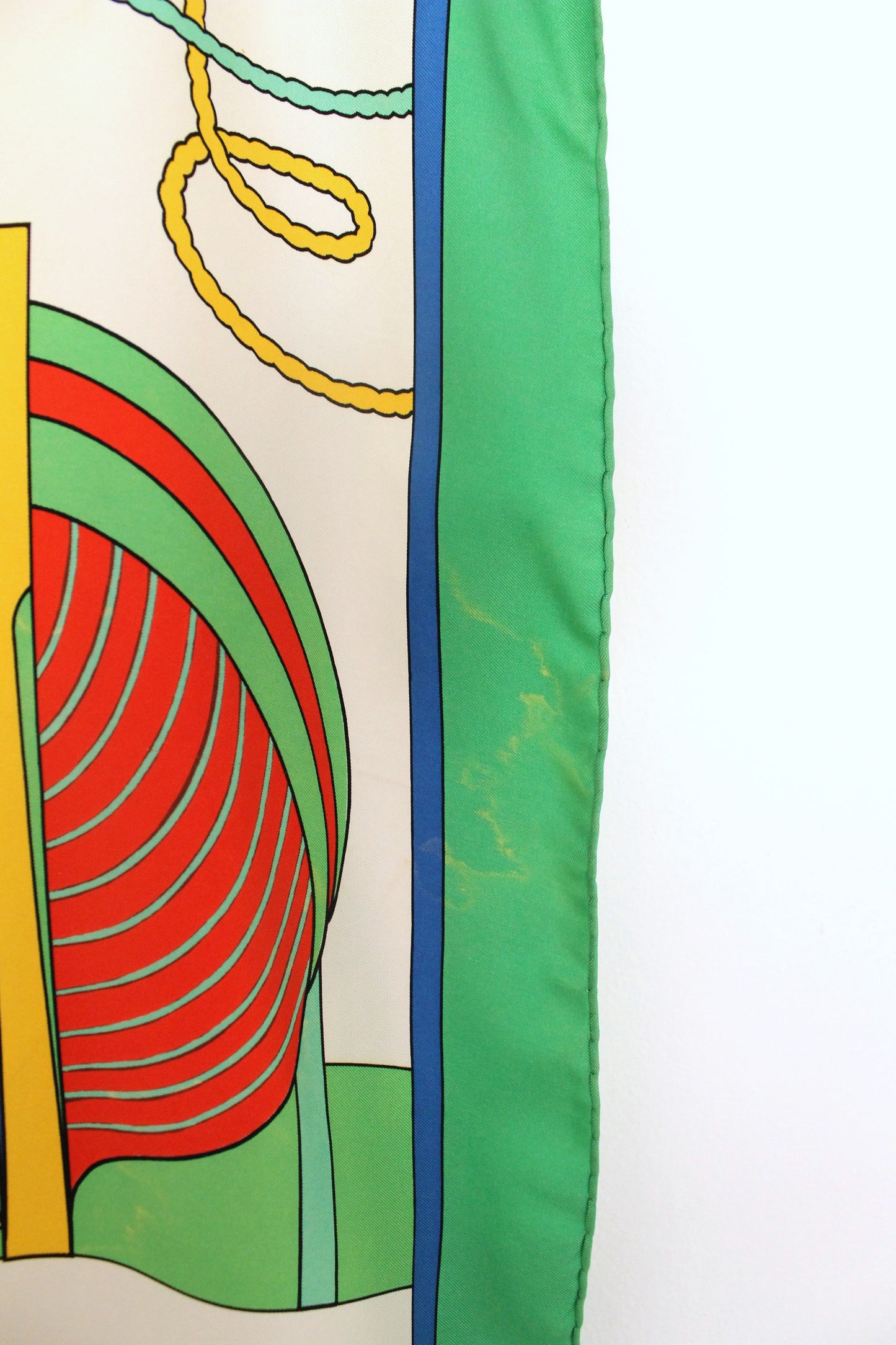 Hermès carré en soie modèle "Thalassa" vert rouge bleu jaune