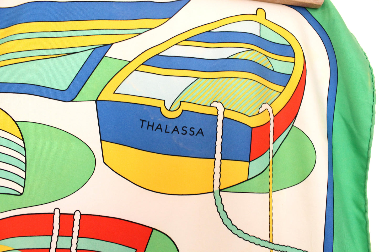 Hermès carré en soie modèle "Thalassa" vert rouge bleu jaune