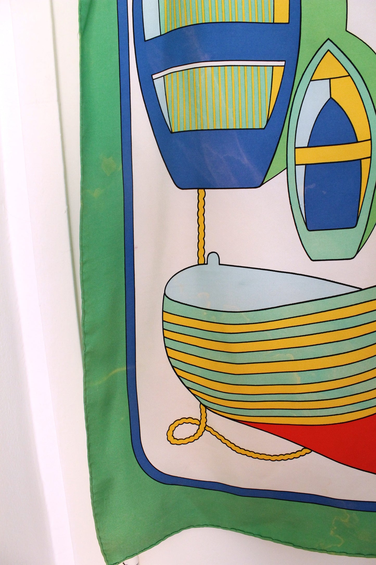 Hermès carré en soie modèle "Thalassa" vert rouge bleu jaune