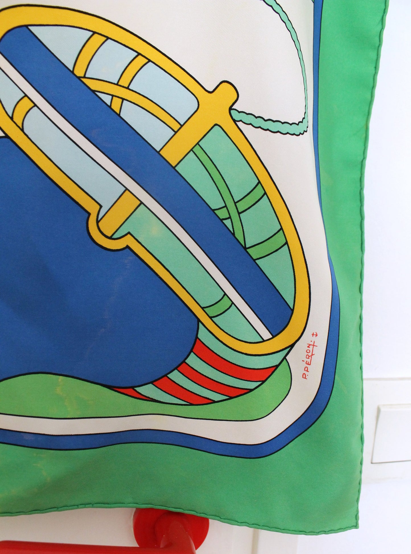Hermès carré en soie modèle "Thalassa" vert rouge bleu jaune