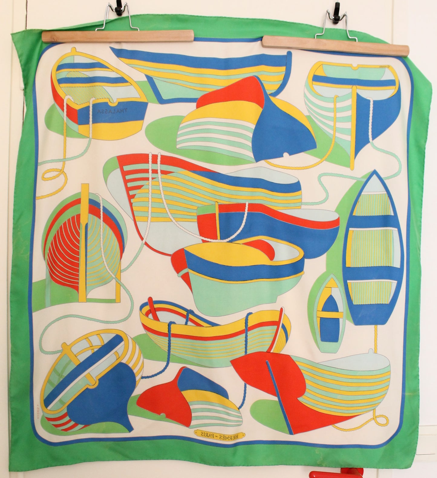 Hermès carré en soie modèle "Thalassa" vert rouge bleu jaune