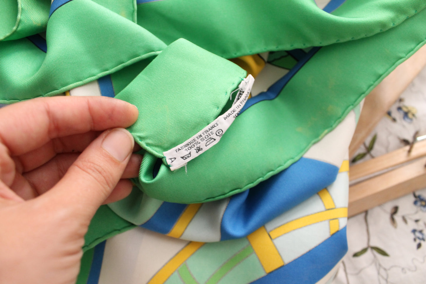 Hermès carré en soie modèle "Thalassa" vert rouge bleu jaune