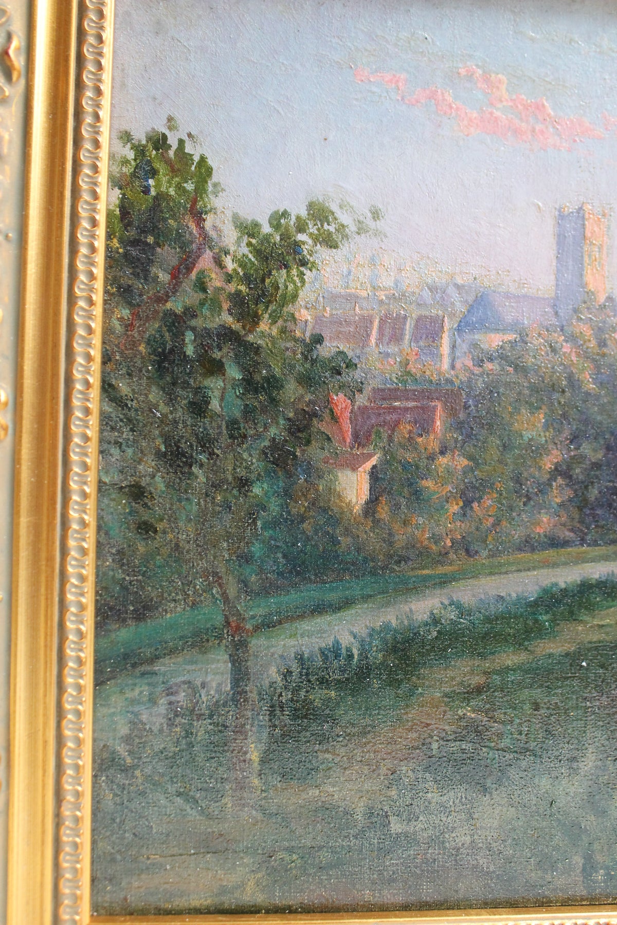 Huile sur panneau « Vue de ville au crépuscule » Meerschaut début XXe siècle cadre doré