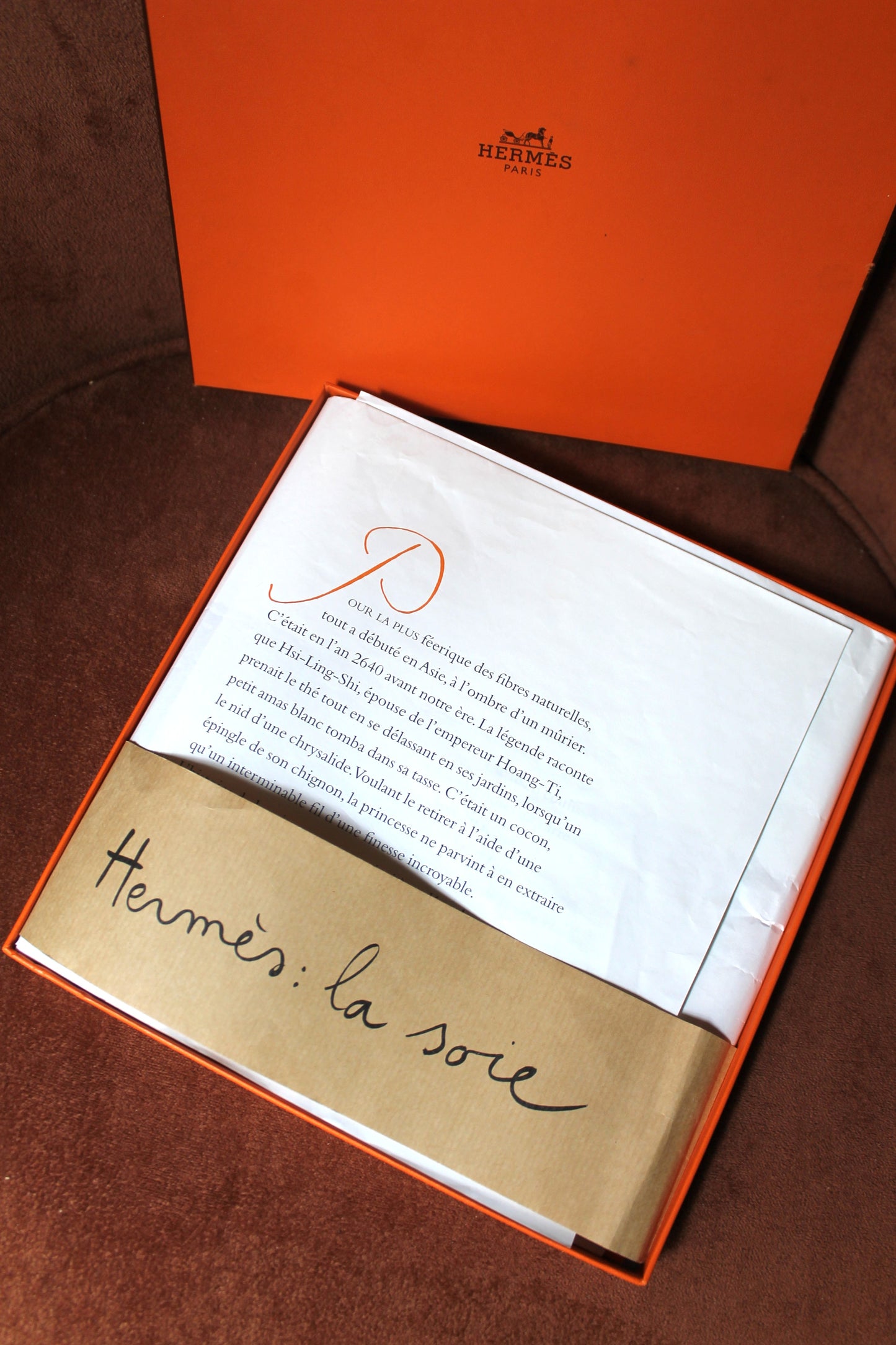 Hermès coffret collector "La Soie" set documentaire comprenant 7 fascicules