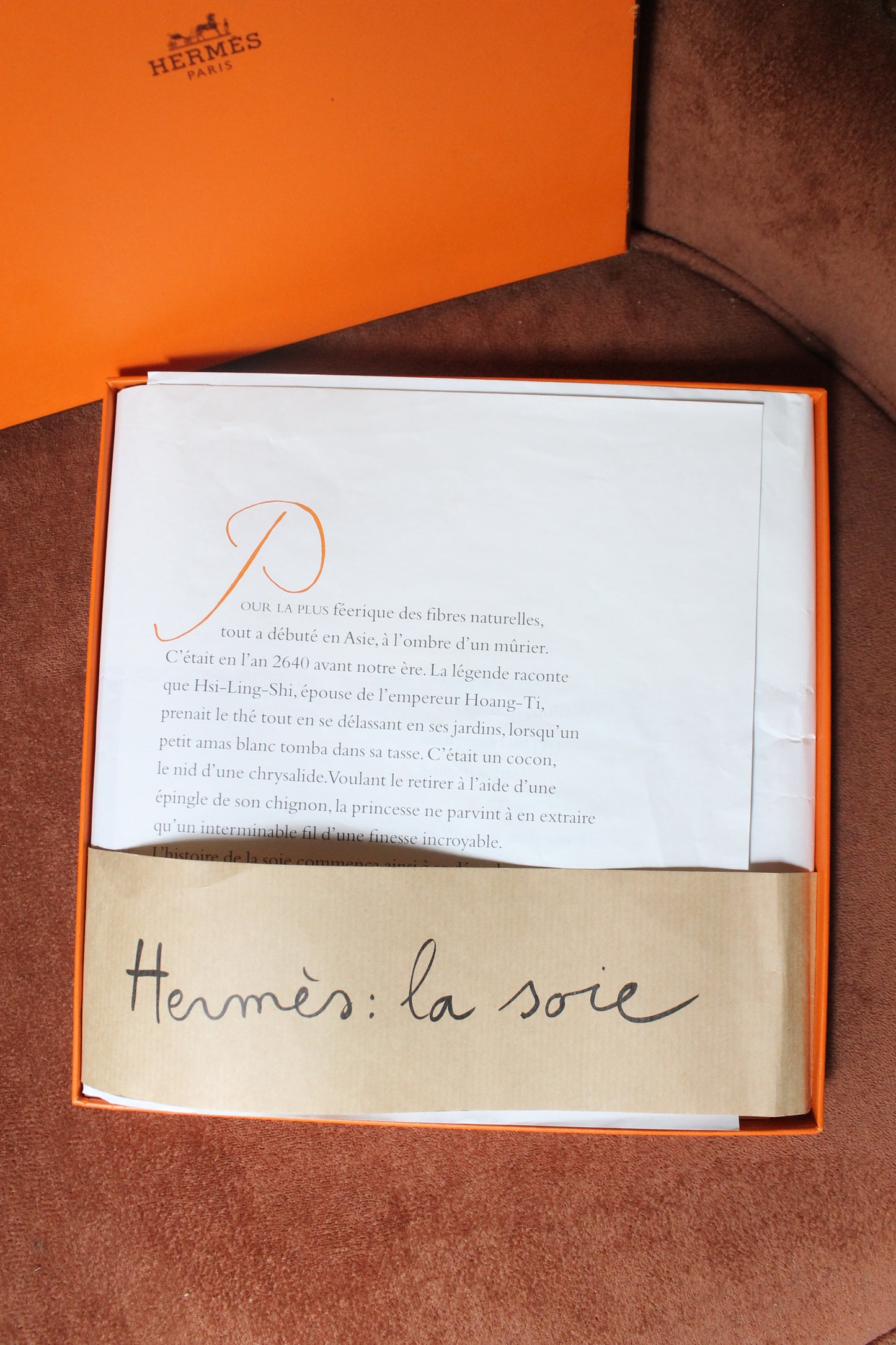 Hermès coffret collector "La Soie" set documentaire comprenant 7 fascicules
