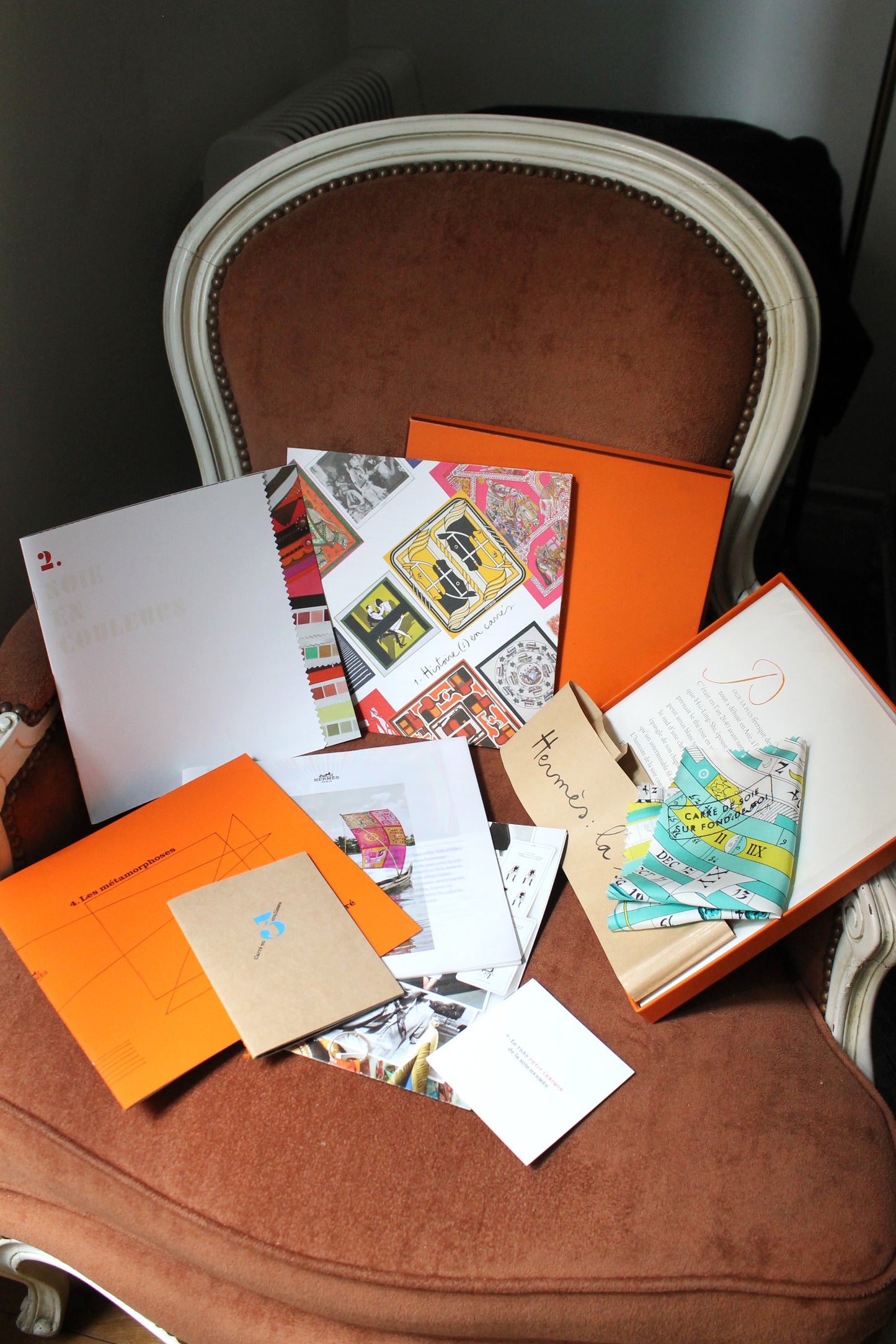 Hermès coffret collector "La Soie" set documentaire comprenant 7 fascicules
