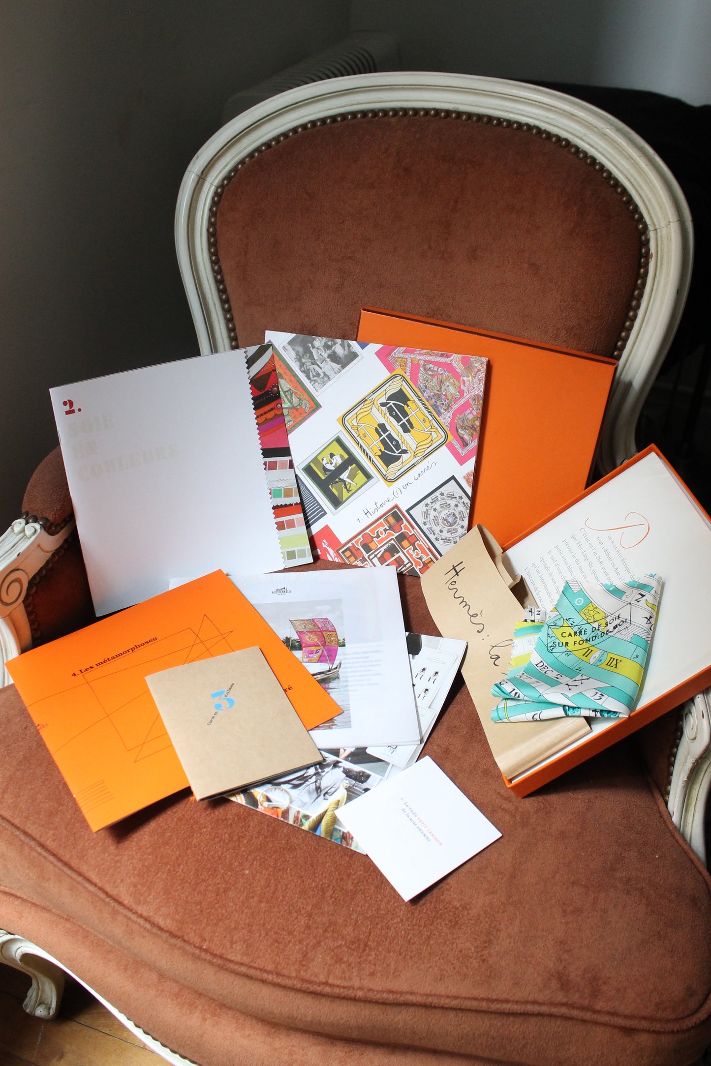 Hermès coffret collector "La Soie" set documentaire comprenant 7 fascicules