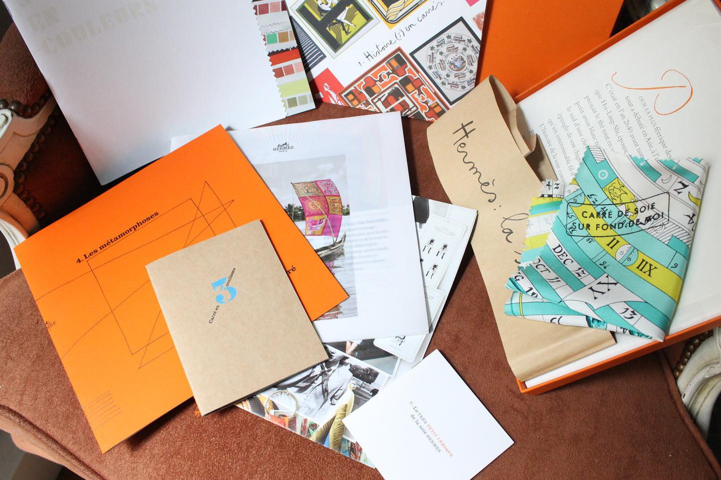 Hermès coffret collector "La Soie" set documentaire comprenant 7 fascicules