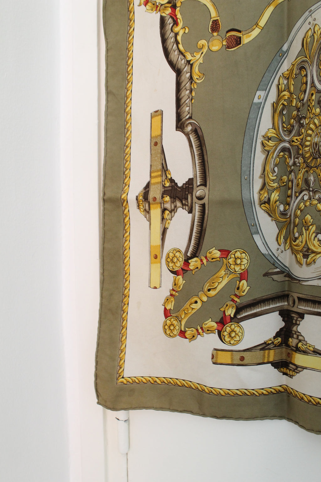 Hermès carré en soie modèle "Tour de Canon" vert blanc doré