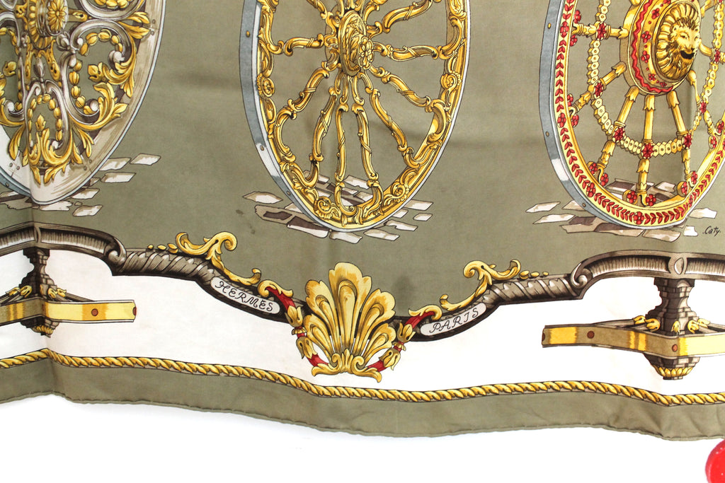 Hermès carré en soie modèle "Tour de Canon" vert blanc doré