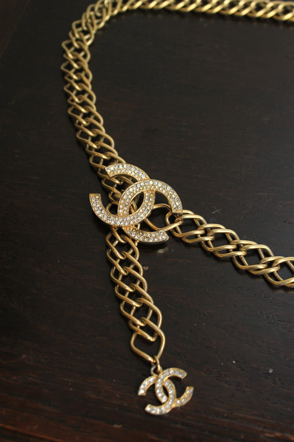Chanel ceinture vintage en métal doré à logo CC à facettes