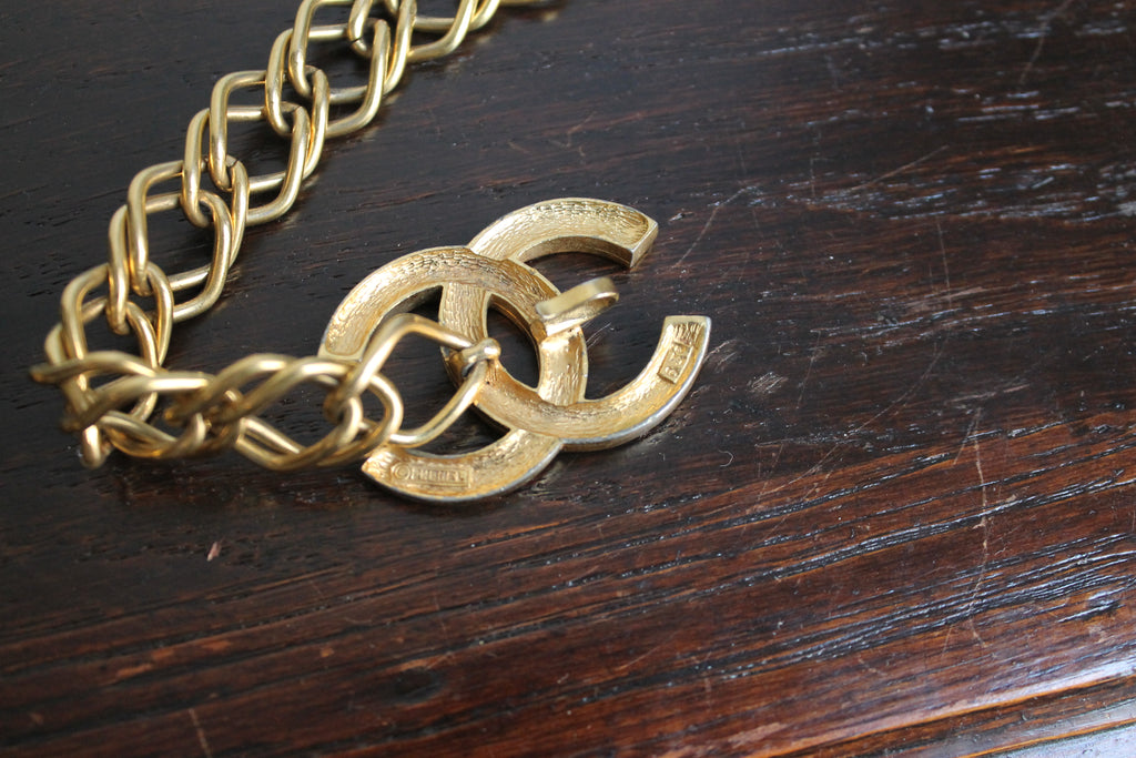 Chanel ceinture vintage en métal doré à logo CC à facettes