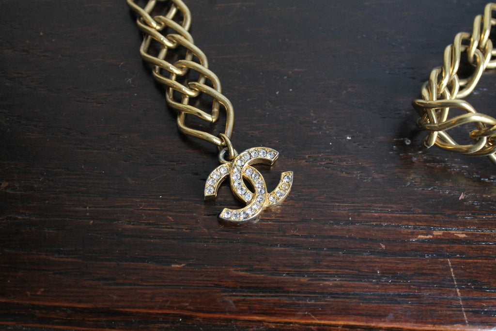 Chanel ceinture vintage en métal doré à logo CC à facettes