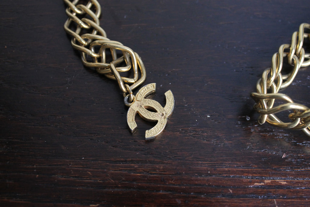 Chanel ceinture vintage en métal doré à logo CC à facettes