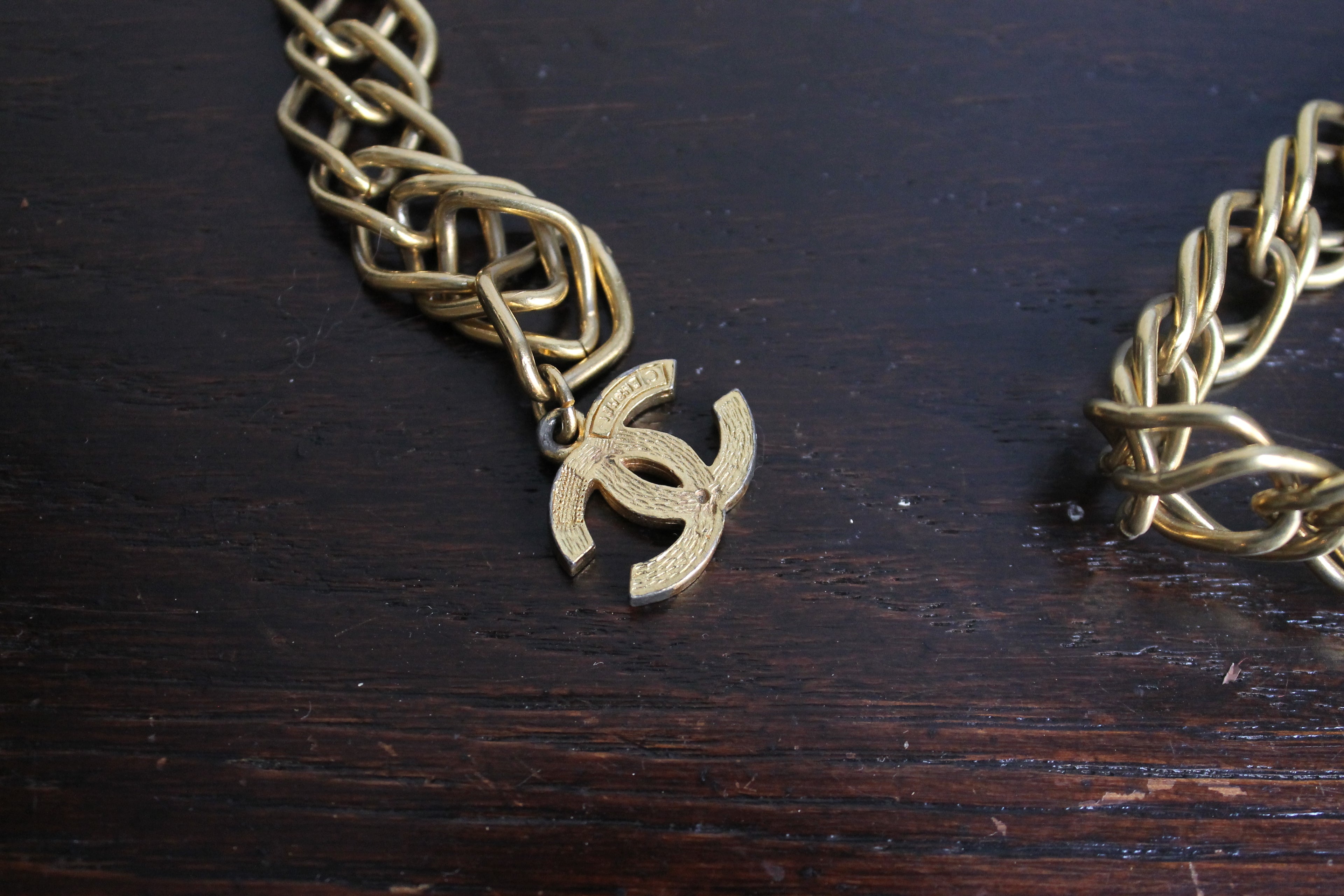 Chanel ceinture vintage en métal doré à logo CC à facettes