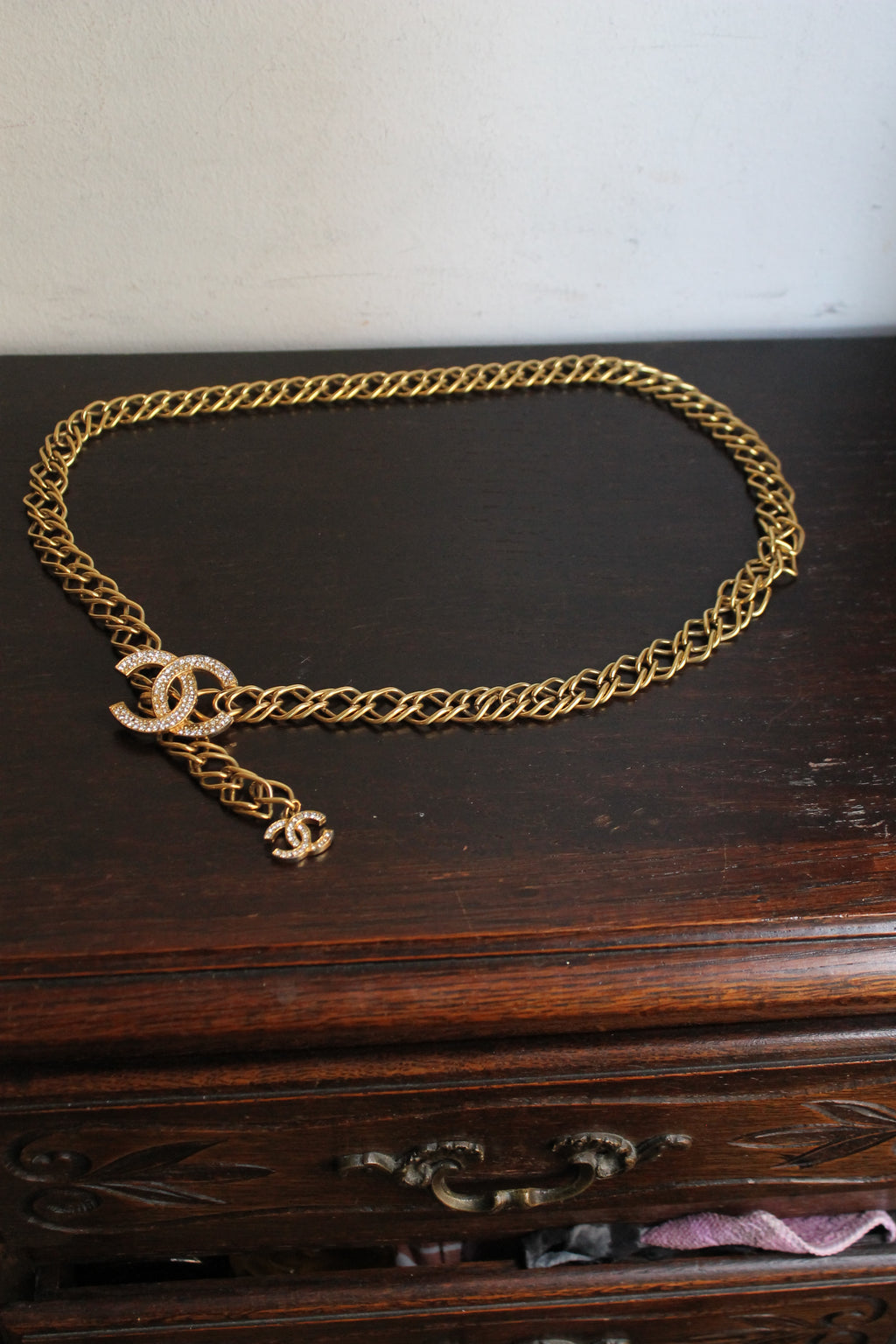 Chanel ceinture vintage en métal doré à logo CC à facettes