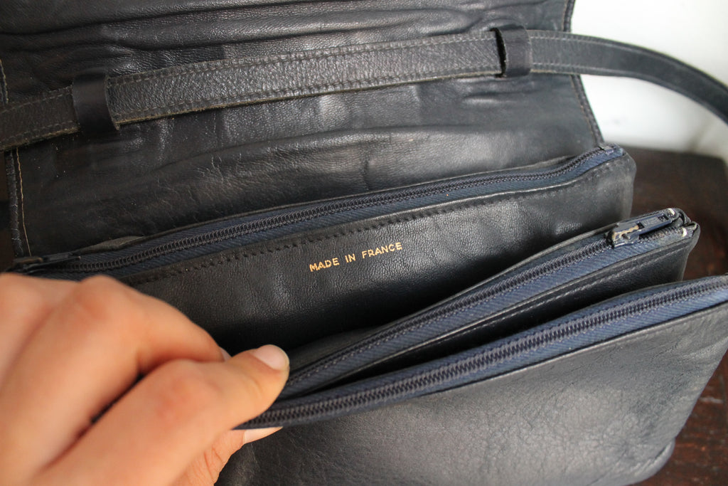 Céline sac à main modèle "Trio" vintage en cuir bleu marine