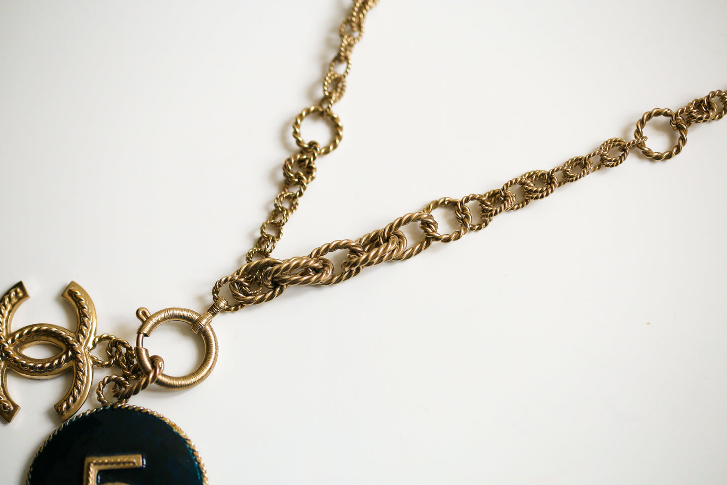 Sautoir Chanel en métal argenté à pendentif double C