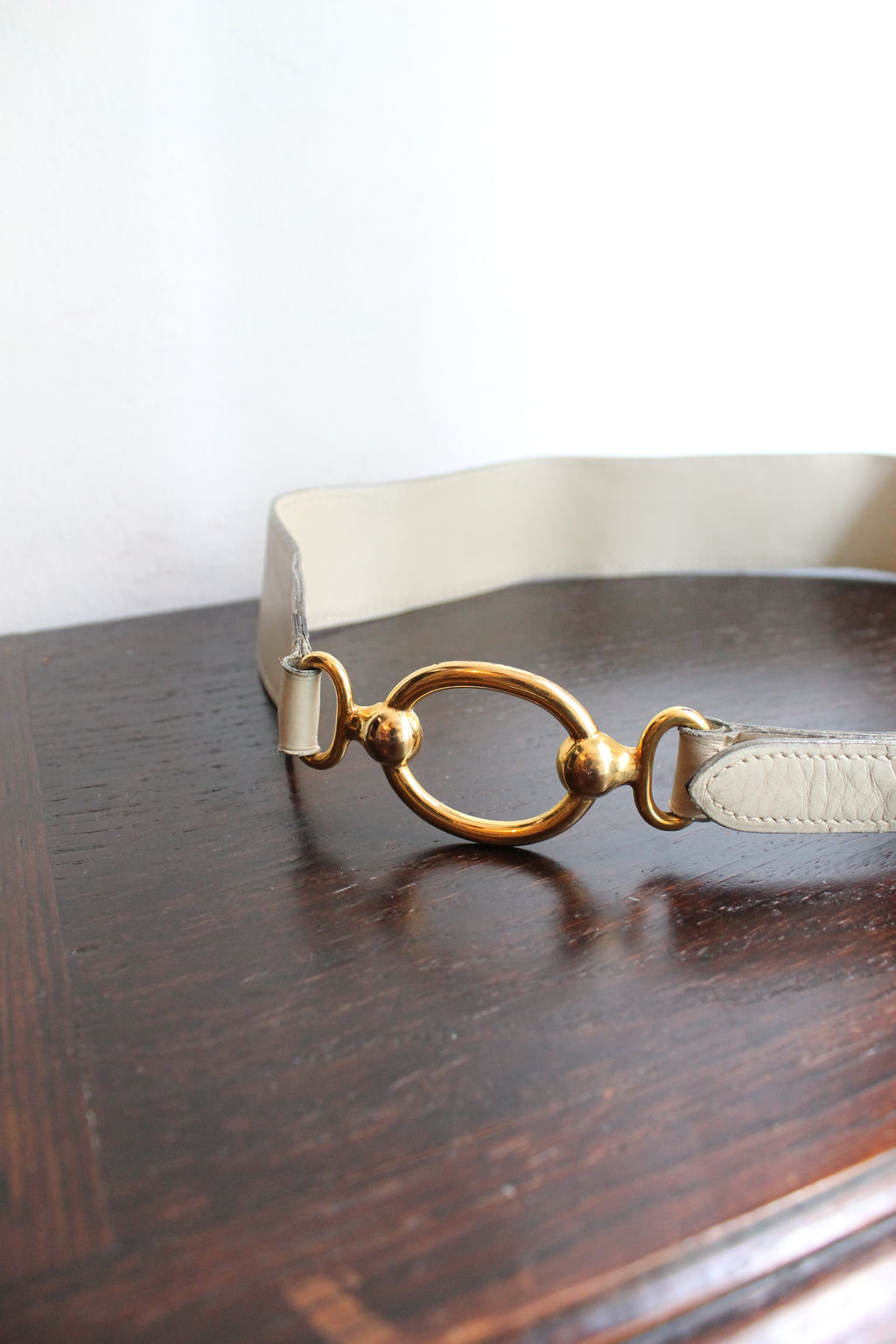 Hermès ceinture taille haute en cuir beige à décor d'anneaux dorés