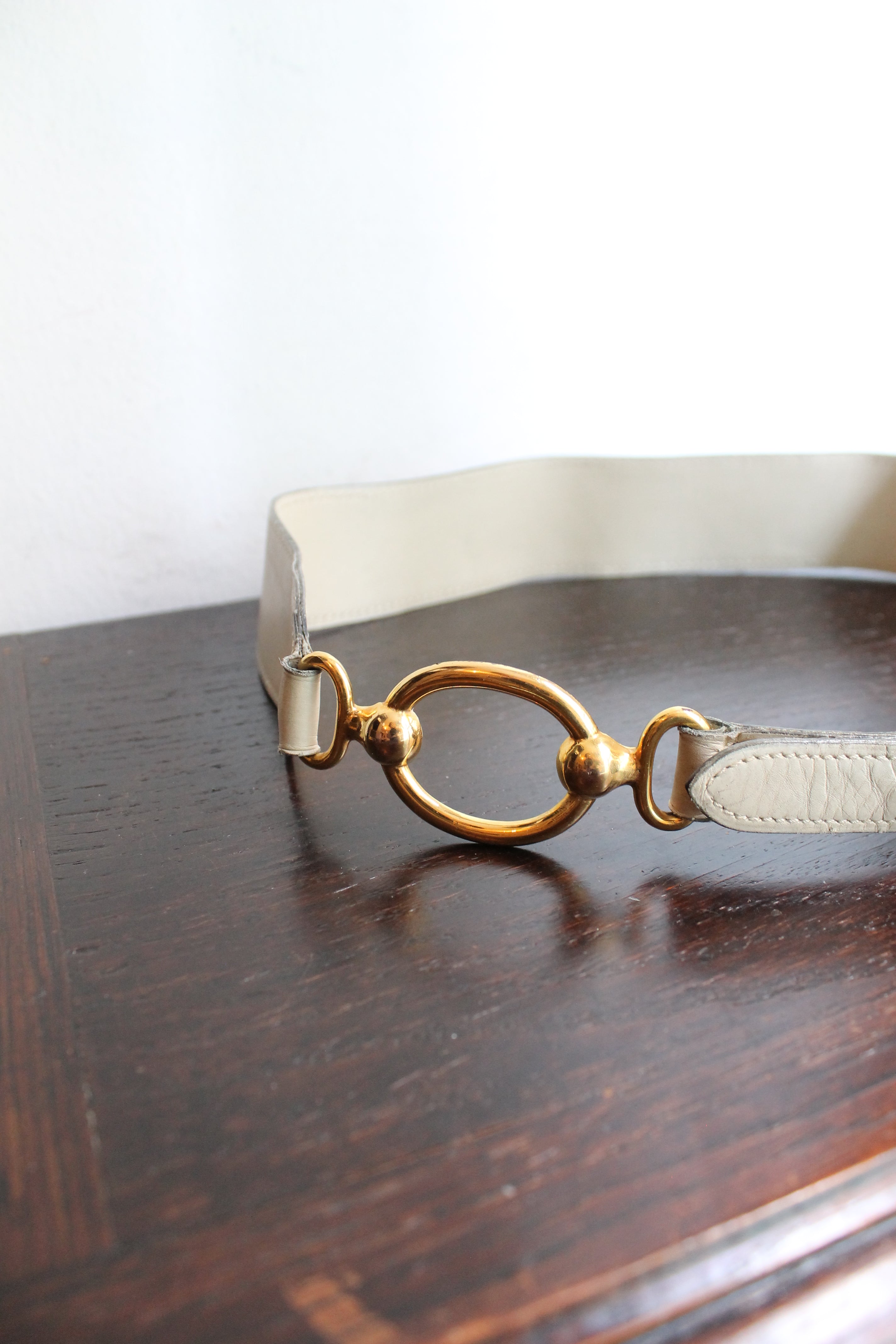 Hermès ceinture taille haute en cuir beige à décor d'anneaux dorés