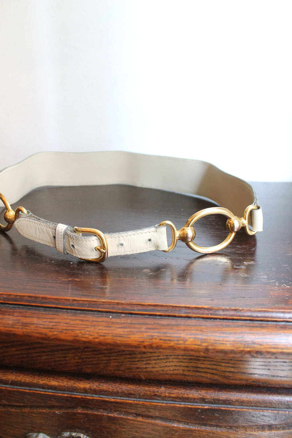 Hermès ceinture taille haute en cuir beige à décor d'anneaux dorés