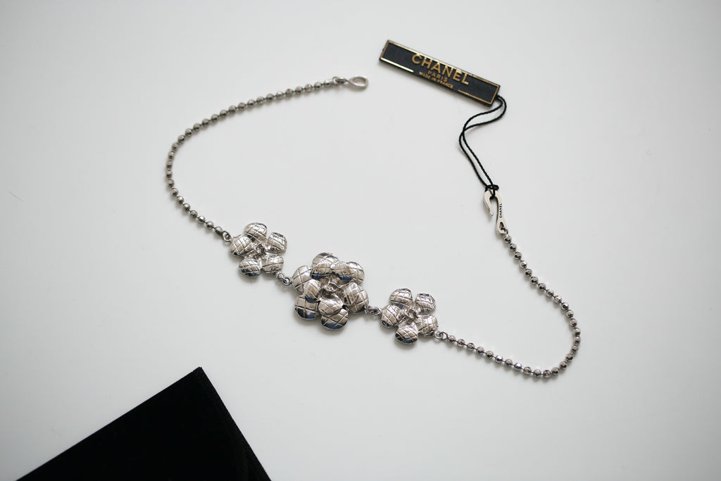 Chanel collier ras de cou modèle Camélia
