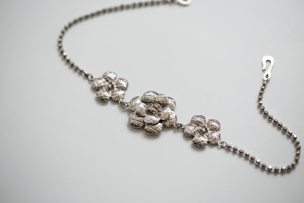 Chanel collier ras de cou modèle Camélia