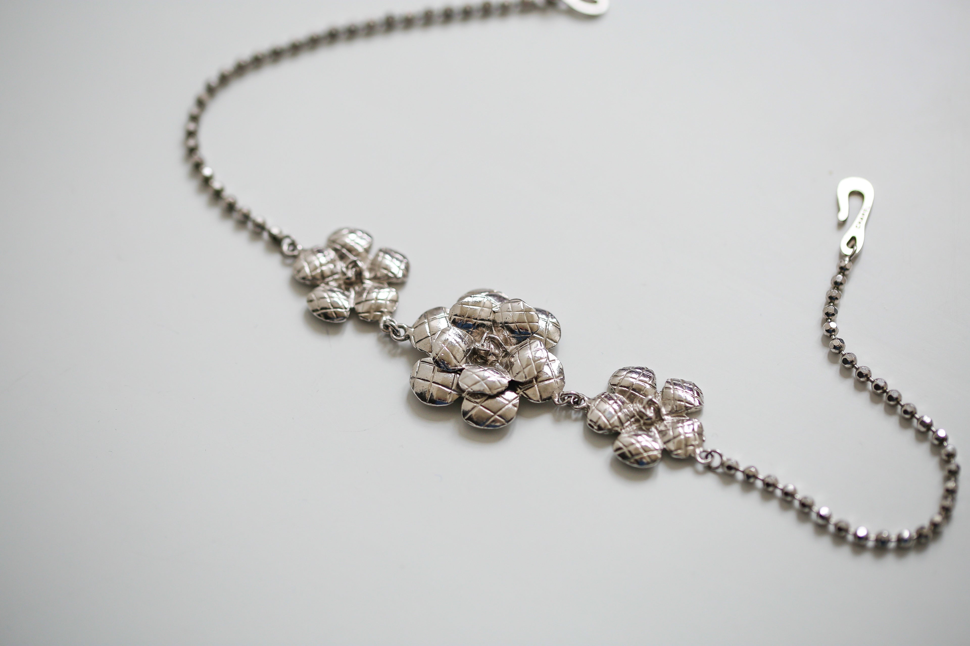 Chanel collier ras de cou modèle Camélia