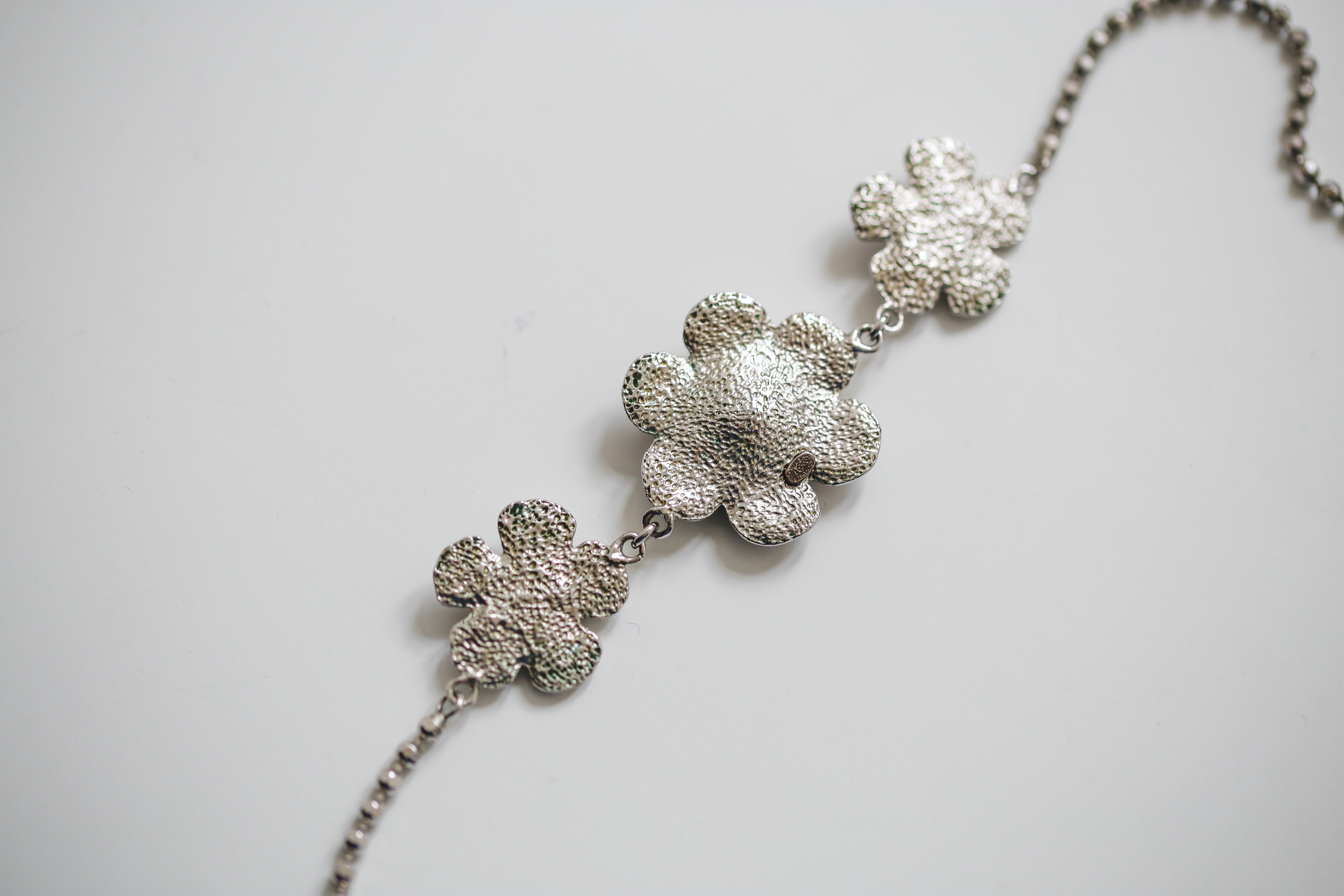 Chanel collier ras de cou modèle Camélia