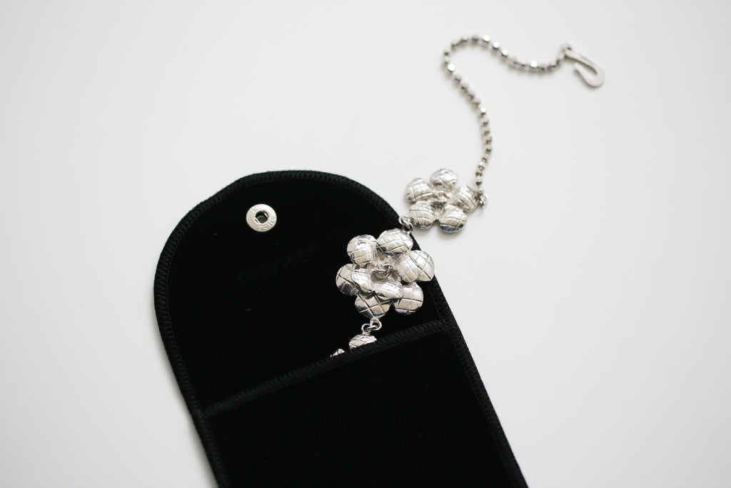 Chanel collier ras de cou modèle Camélia