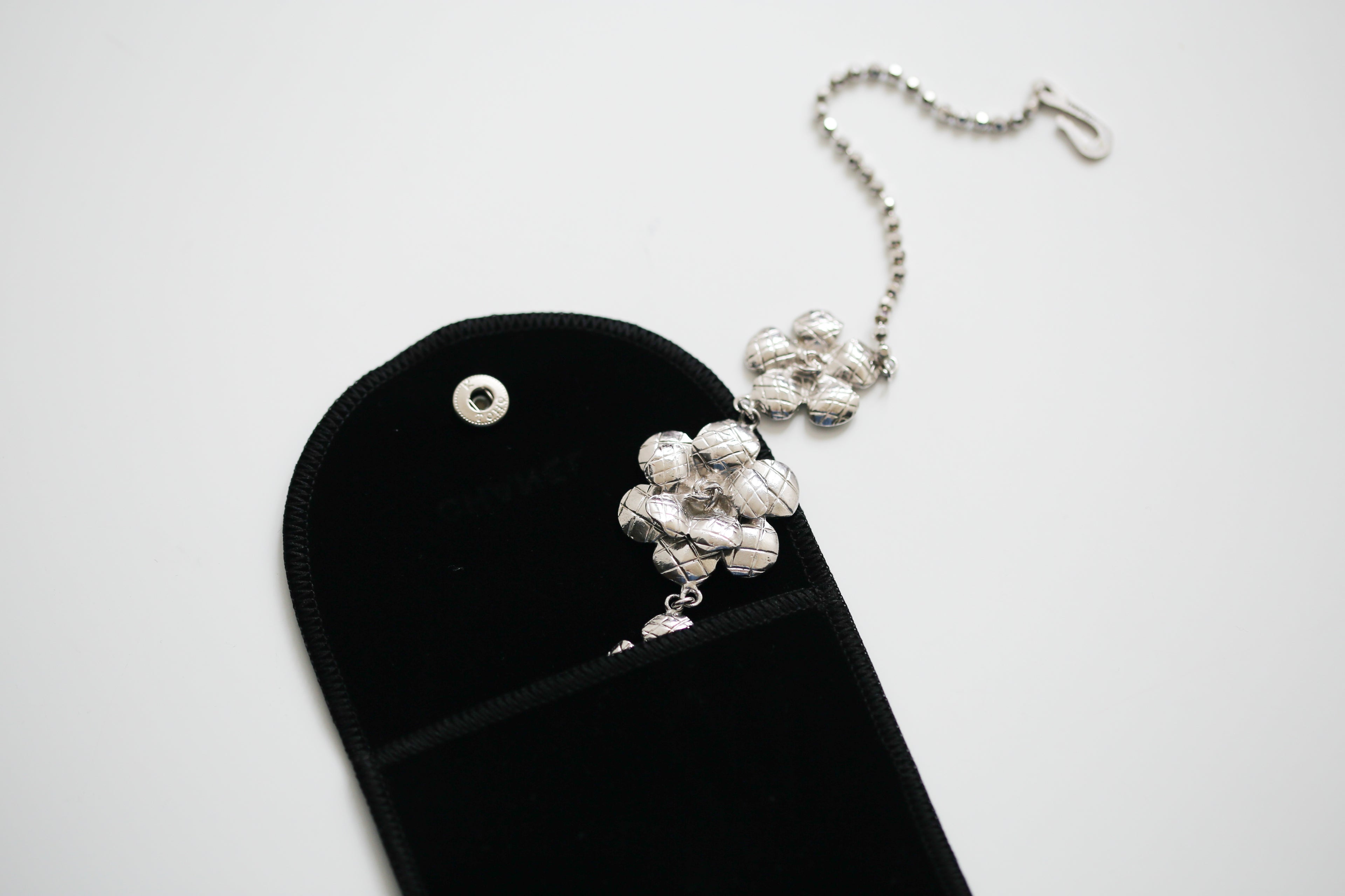 Chanel collier ras de cou modèle Camélia